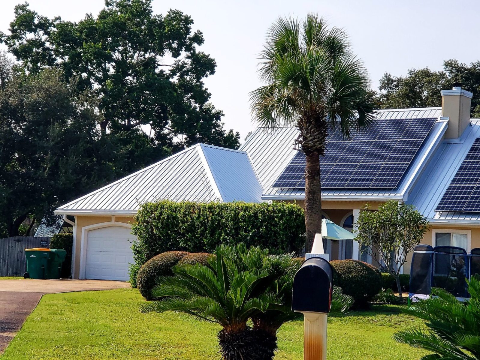 beach-house-with-solar-panels-on-rooftop-for-energ-2025-02-15-16-48-34-utc
